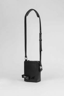 Axel Arigato Schoudertassen Cubic Leather Pouch Black